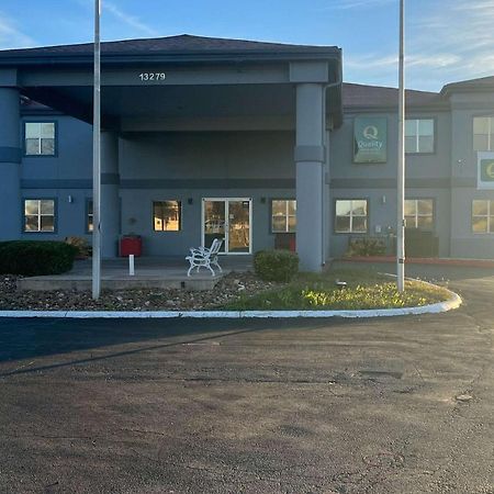 Quality Inn & Suites I-10 Near Fiesta Texas サンアントニオ エクステリア 写真