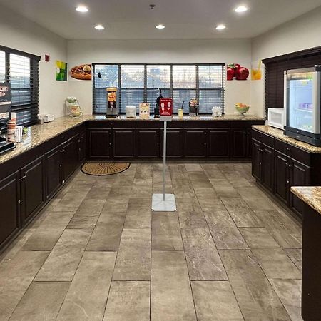 Quality Inn & Suites I-10 Near Fiesta Texas サンアントニオ エクステリア 写真