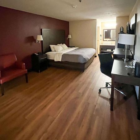 Quality Inn & Suites I-10 Near Fiesta Texas サンアントニオ エクステリア 写真