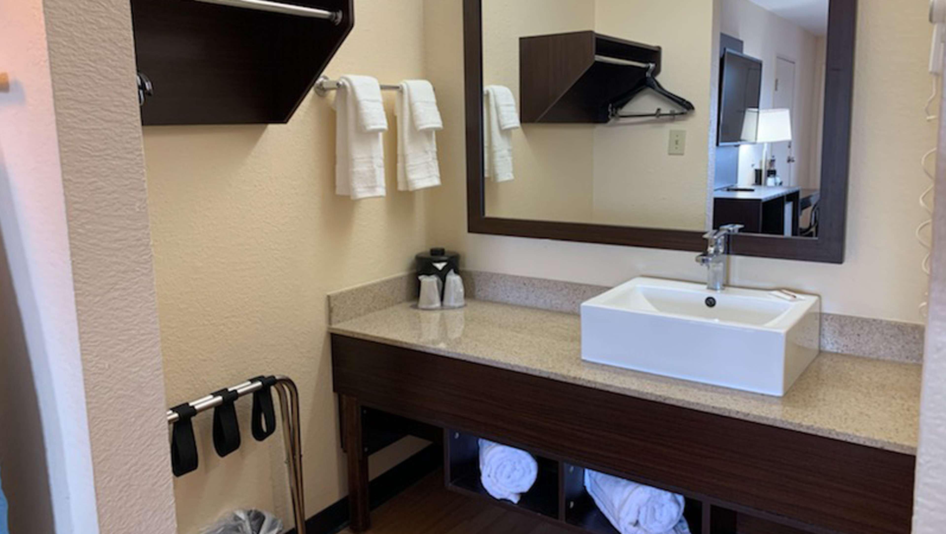 Quality Inn & Suites I-10 Near Fiesta Texas サンアントニオ エクステリア 写真