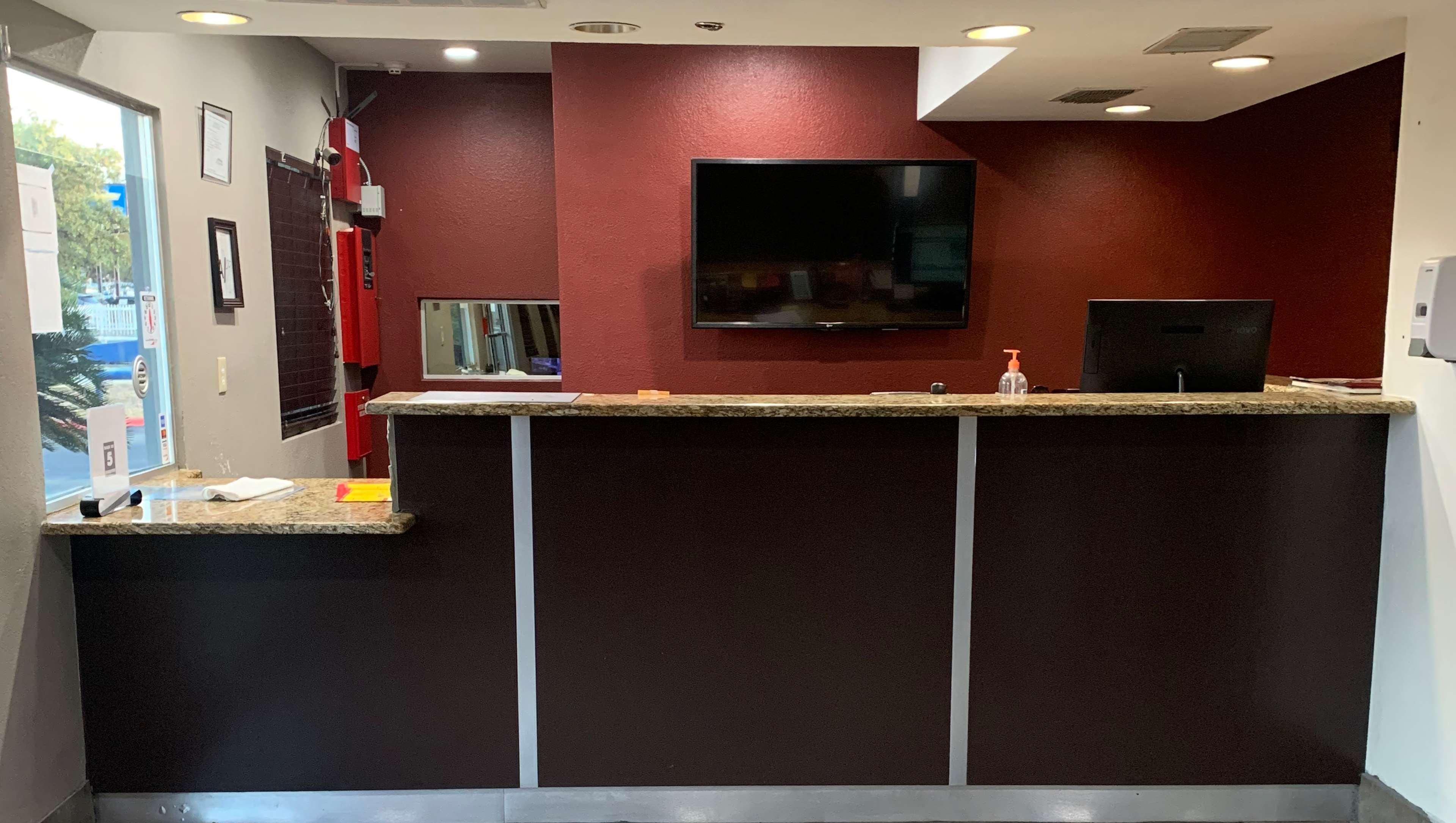 Quality Inn & Suites I-10 Near Fiesta Texas サンアントニオ エクステリア 写真