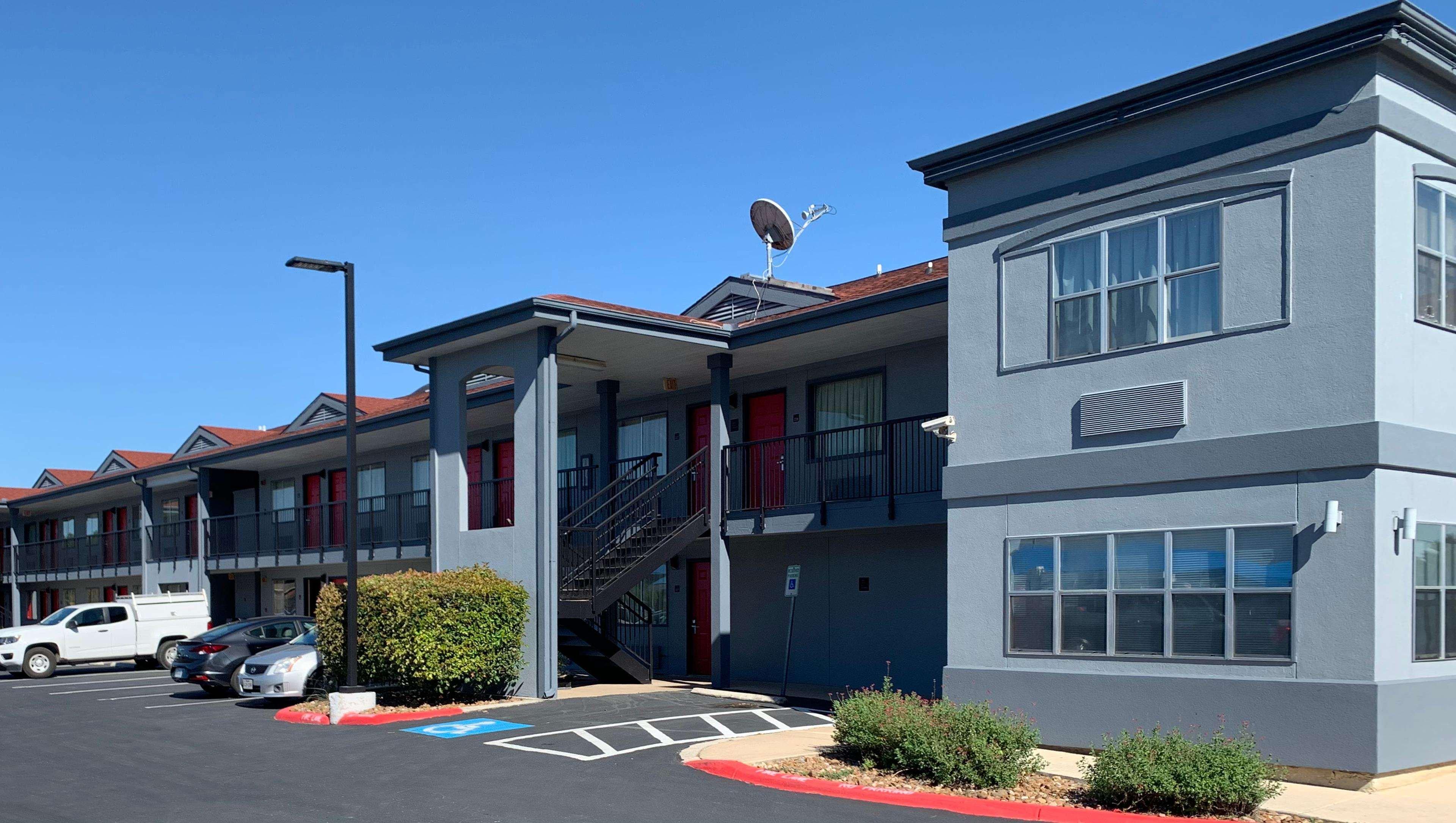Quality Inn & Suites I-10 Near Fiesta Texas サンアントニオ エクステリア 写真
