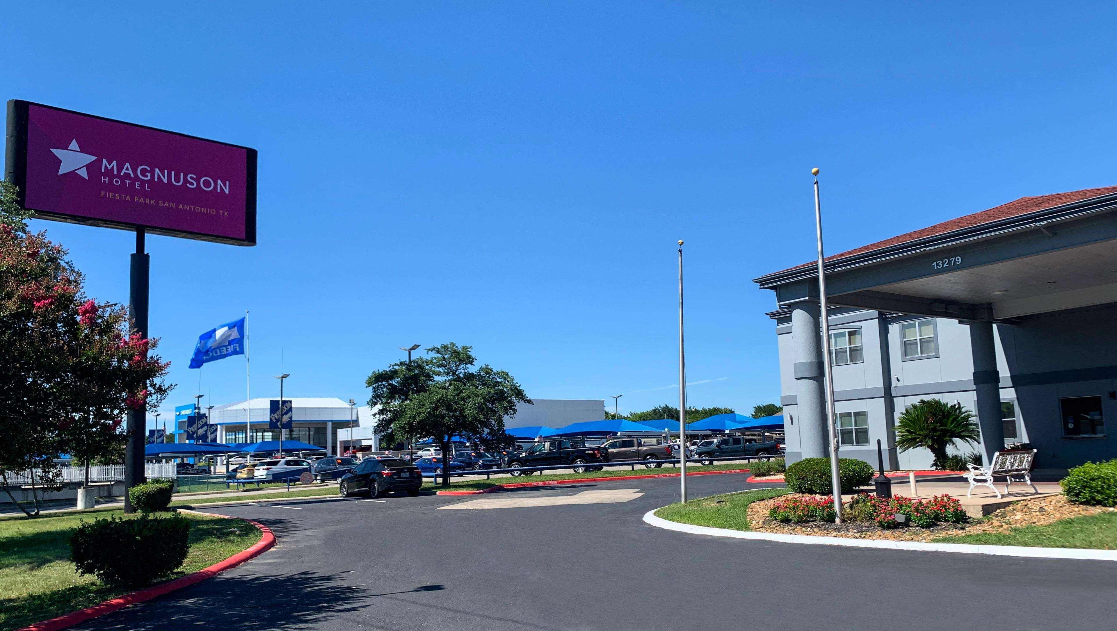 Quality Inn & Suites I-10 Near Fiesta Texas サンアントニオ エクステリア 写真