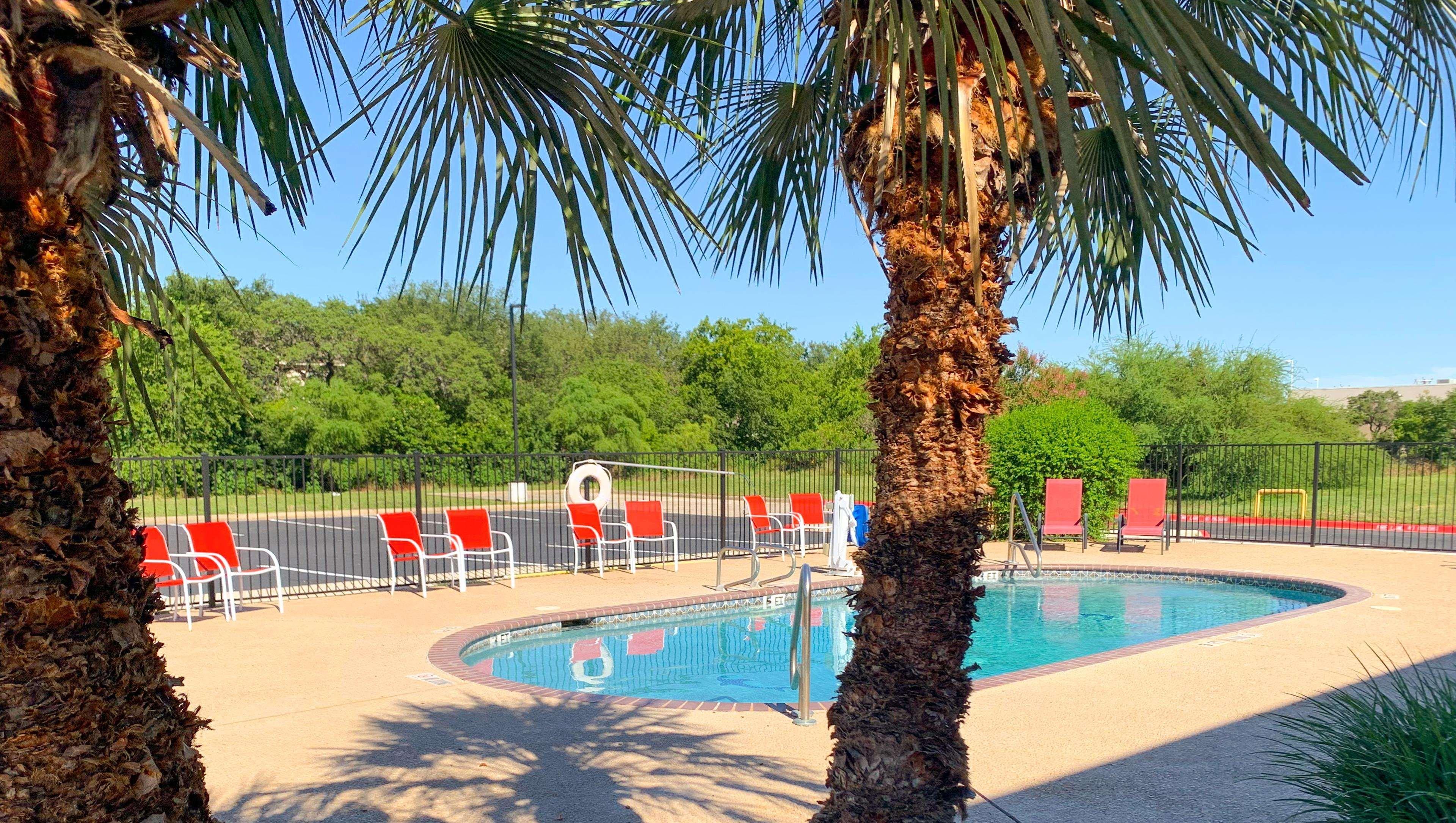 Quality Inn & Suites I-10 Near Fiesta Texas サンアントニオ エクステリア 写真