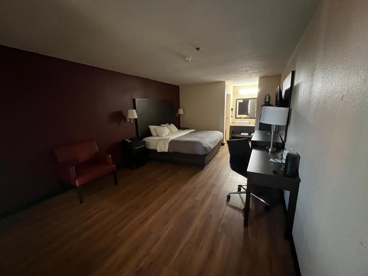 Quality Inn & Suites I-10 Near Fiesta Texas サンアントニオ エクステリア 写真