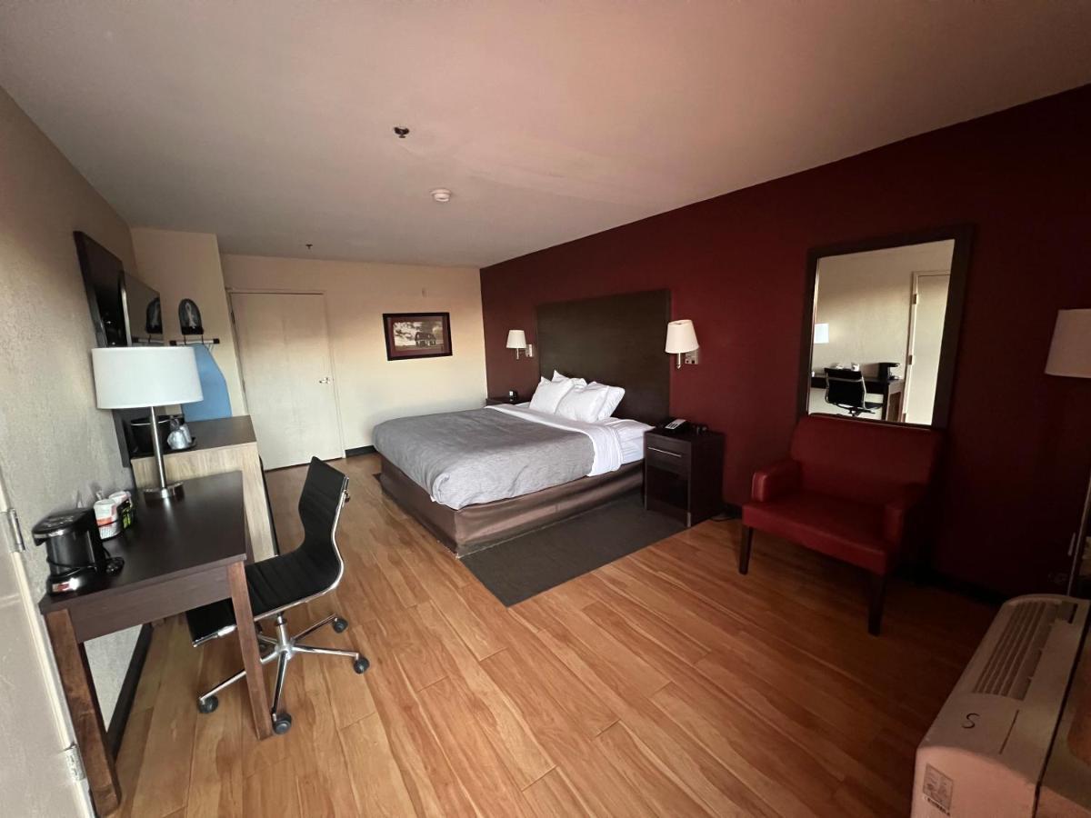 Quality Inn & Suites I-10 Near Fiesta Texas サンアントニオ エクステリア 写真