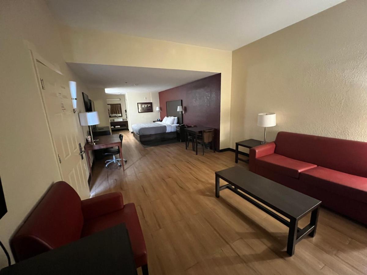 Quality Inn & Suites I-10 Near Fiesta Texas サンアントニオ エクステリア 写真