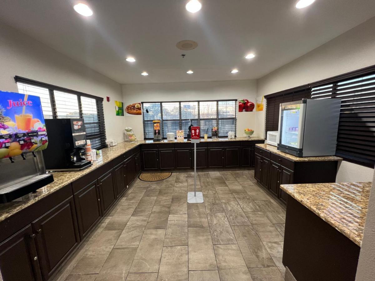 Quality Inn & Suites I-10 Near Fiesta Texas サンアントニオ エクステリア 写真