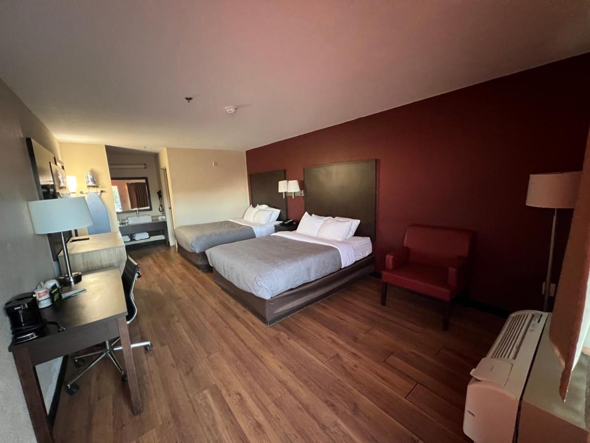 Quality Inn & Suites I-10 Near Fiesta Texas サンアントニオ エクステリア 写真