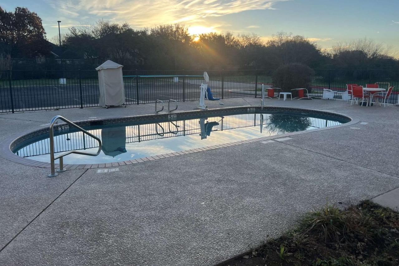 Quality Inn & Suites I-10 Near Fiesta Texas サンアントニオ エクステリア 写真