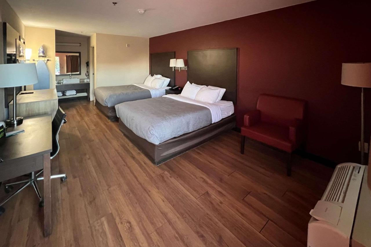 Quality Inn & Suites I-10 Near Fiesta Texas サンアントニオ エクステリア 写真