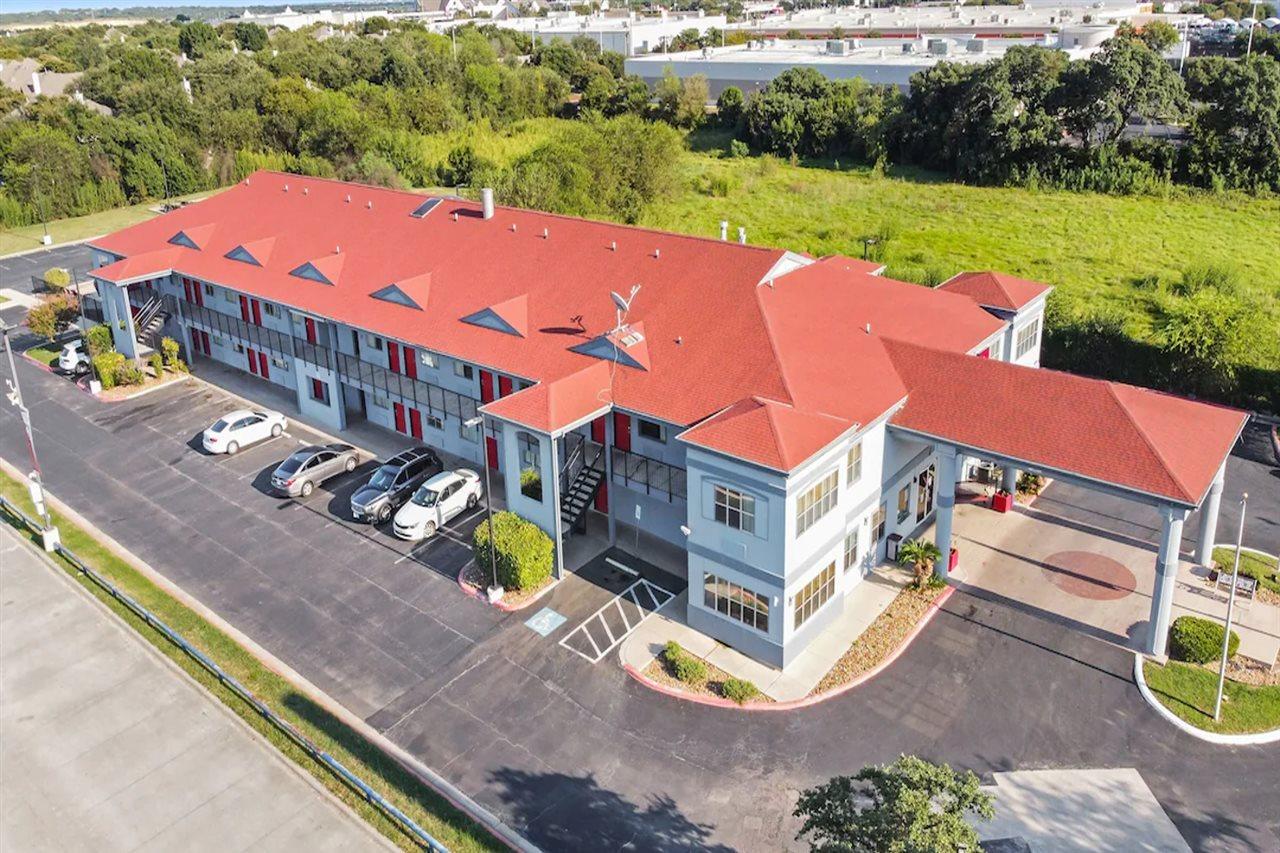 Quality Inn & Suites I-10 Near Fiesta Texas サンアントニオ エクステリア 写真