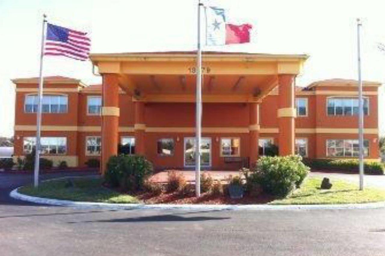 Quality Inn & Suites I-10 Near Fiesta Texas サンアントニオ エクステリア 写真