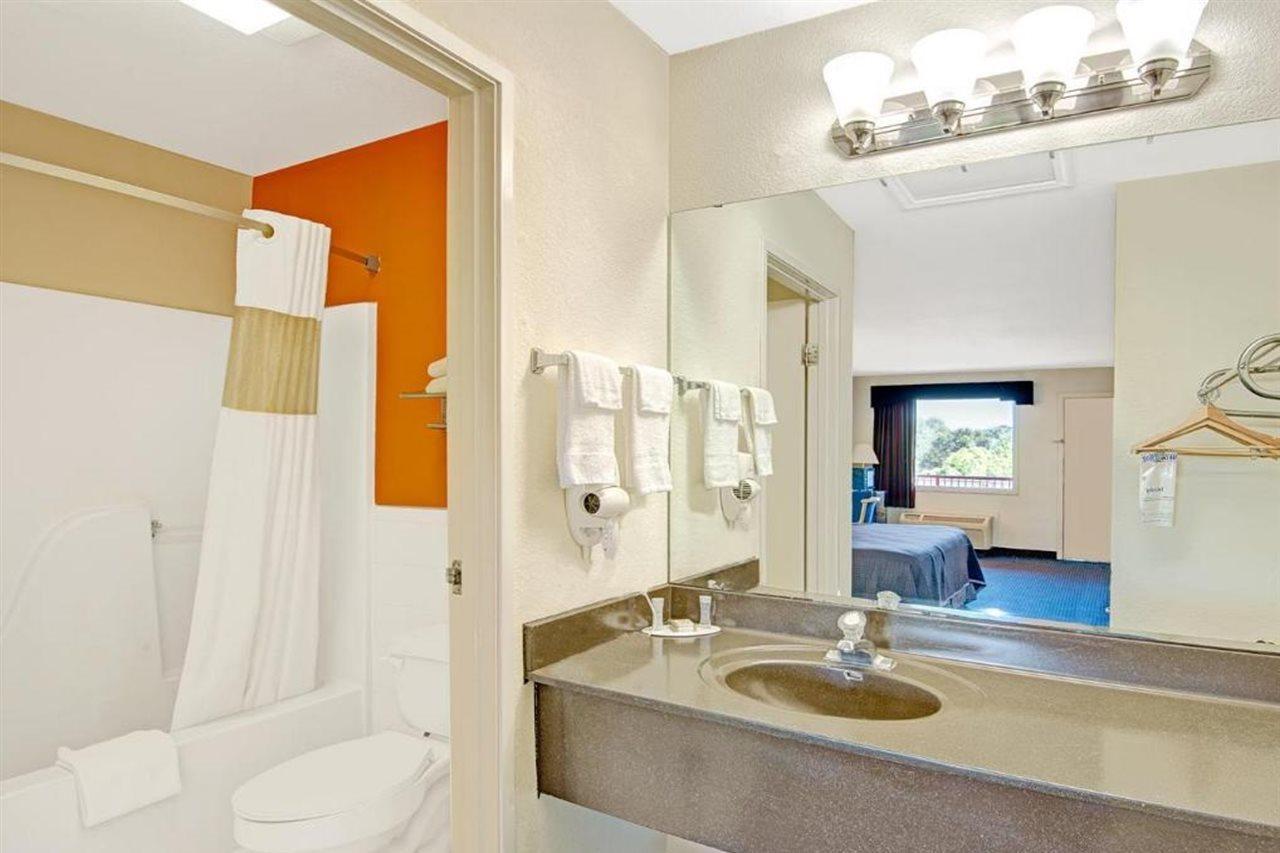 Quality Inn & Suites I-10 Near Fiesta Texas サンアントニオ エクステリア 写真