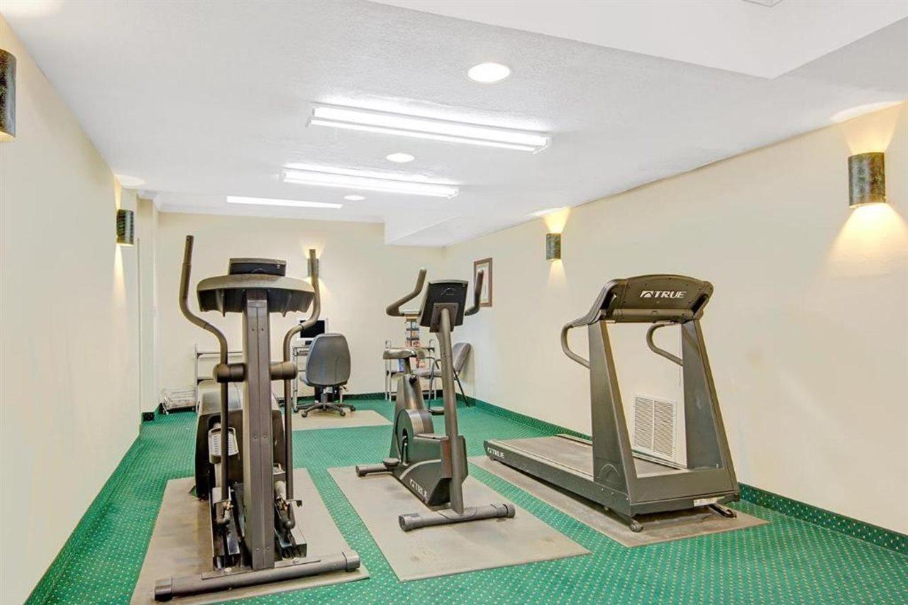 Quality Inn & Suites I-10 Near Fiesta Texas サンアントニオ エクステリア 写真