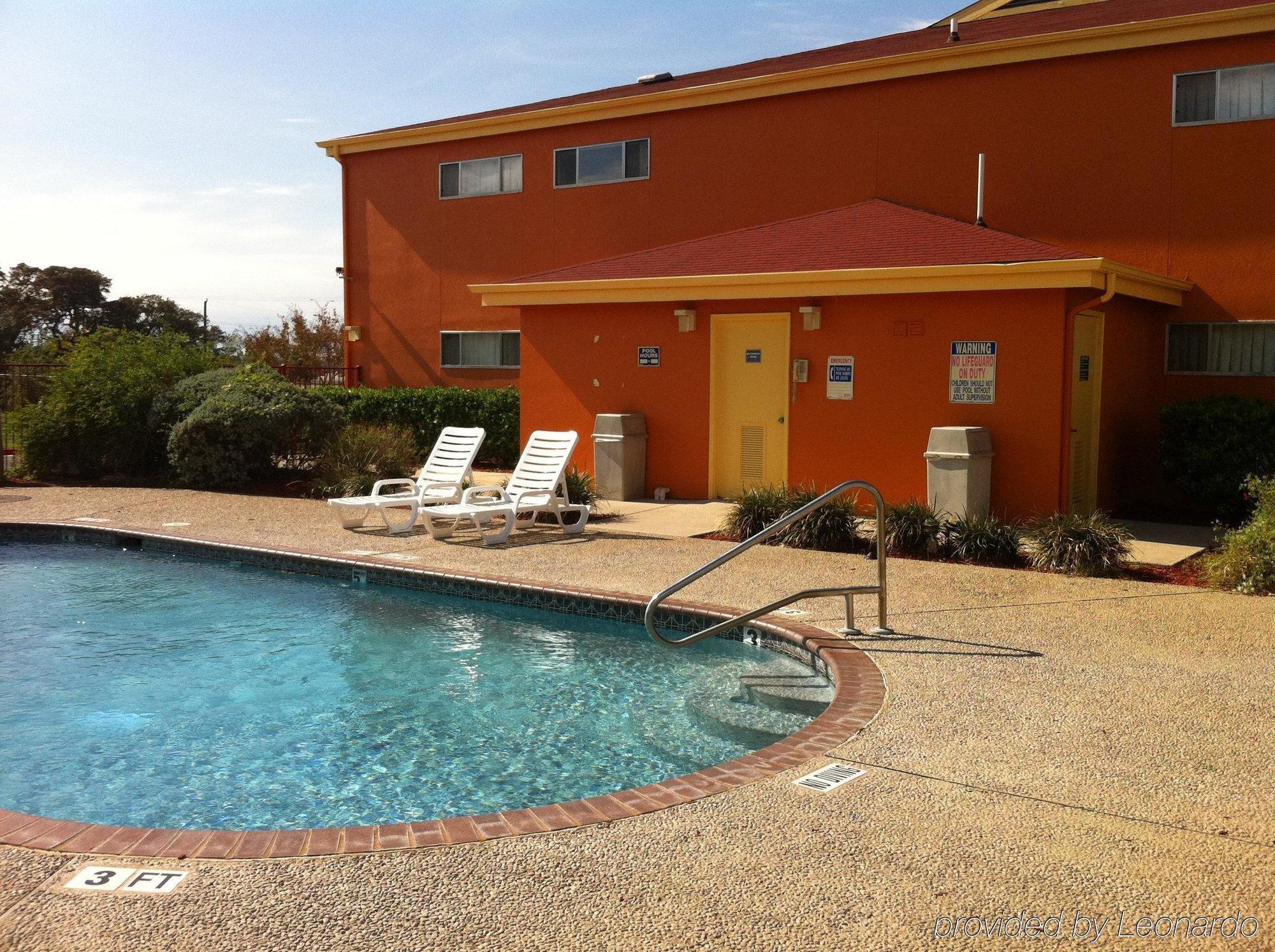Quality Inn & Suites I-10 Near Fiesta Texas サンアントニオ エクステリア 写真