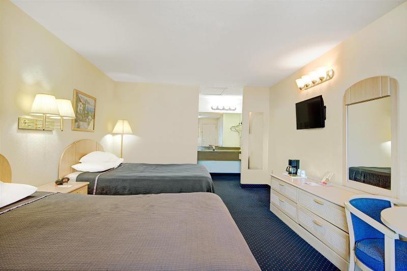 Quality Inn & Suites I-10 Near Fiesta Texas サンアントニオ エクステリア 写真